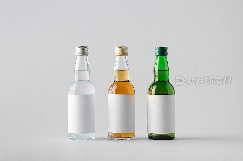微型烈酒/酒瓶模型-三瓶。空白的标签